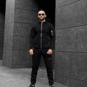 Чоловічий зимовий костюм Grand чорного кольору, кофта на блискавці з начосом, штани. Зображення показує деталі турецької тринитки та фурнітури.