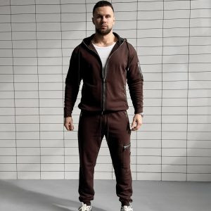 Фото демісезонного чоловічого костюма Dream коричневого кольору з турецької тринитки-петлі, показаний на моделі, вид спереду, крупний план деталей: металева фурнітура, кишені, манжети.
