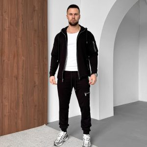 Чоловічий демісезонний костюм Dream чорний (петля) на моделі, виготовлений з турецької тринитки-петлі, ідеальний для весни та осені.