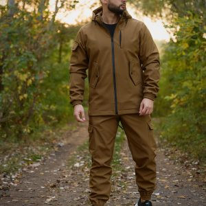 Чоловічий демісезонний костюм SoftShell Intruder сірого кольору, вид спереду на моделі. Куртка та штани з волого- та вітрозахисної тканини для прохолодної погоди.