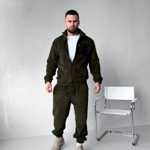 Зимовий чоловічий костюм Move хакі з полар флісу, що демонструє його текстуру, 5 кишень на блискавках та універсальний дизайн для холодної погоди на манекені.