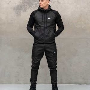Чоловічий спортивний костюм Nike європлащівка чорного кольору з вставками дайвінгу, показаний на моделі у повний зріст