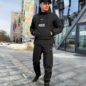 Чоловічий спортивний демісезонний комплект 3в1: чорна куртка з плащівки, сірі штани-карго та бежева кепка. Модель демонструє стильний комплект на вулиці.