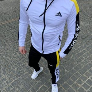 Чоловічий спортивний костюм Adidas Classic Three Stripes чорного кольору, з білими трьома смужками на рукавах та штанах. Ідеальний для весни-осені, підкреслює активний стиль.