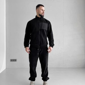 Чорний зимовий чоловічий костюм Move з флісу полар, що демонструє функціональні кишені на блискавках та щільний матеріал. Вид спереду на моделі.