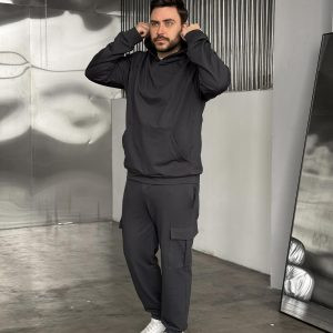 Сірий чоловічий спортивний костюм Jack з худі. Модель демонструє кофту з капюшоном та спортивні штани з еластичним поясом, виготовлені з турецької двонитки. Відображено деталі 7 кишень, підходить для весняно-осіннього сезону.