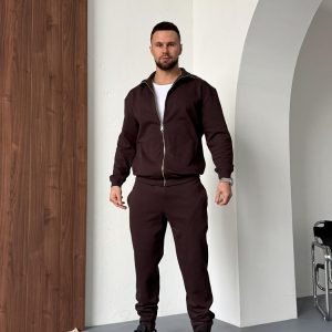 Зображення: Демісезонний чоловічий костюм Calm коричневого кольору з тканини лакоста 275 г/м² без утеплення, представлений на моделі, для весняно-осіннього періоду.