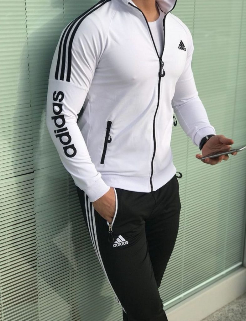 Чоловічий спортивний костюм Active Classic сірого кольору з білими лампасами, вигляд спереду на моделі.