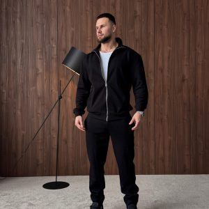 Чорний демісезонний чоловічий костюм Calm з матеріалу лакоста без утеплення на чоловіку-моделі, що демонструє його крій та текстуру.