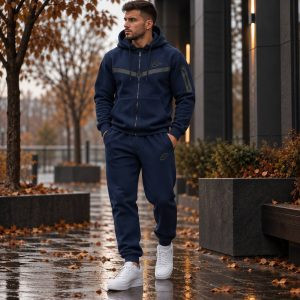 Теплий чоловічий спортивний костюм із двостороннього Polar Fleece темно-сірого кольору, що демонструє м'яку текстуру матеріалу та зручний крій для осінньо-зимового періоду.
