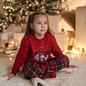 Зображення дитячої теплої піжами Winter Holiday із футера 100% бавовни: кофта із зимовим принтом та штани у клітинку, що забезпечують комфорт та затишок.