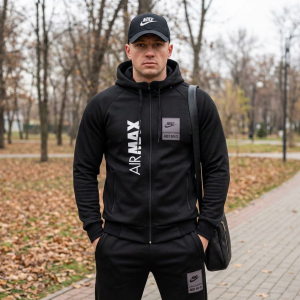 Чоловічий спортивний костюм темно-сірого кольору з тканини лакоста на флісі, вид спереду, модель на чоловікові, що демонструє посадку та утеплення для осені-зими.