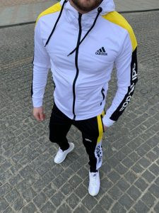 Чоловічий спортивний костюм Adidas Classic Three Stripes чорного кольору, з білими трьома смужками на рукавах та штанах. Ідеальний для весни-осені, підкреслює активний стиль.