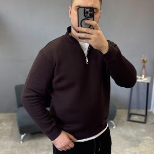 Чоловічий зимовий світшот Blank коричневого кольору з начосом, виготовлений з турецької тринитки, вигляд спереду на моделі. Теплий та стильний одяг для чоловіків.