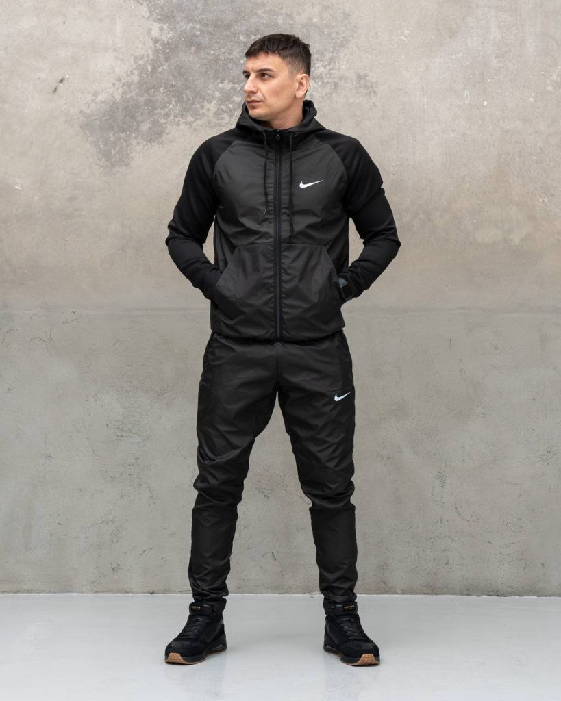 Чоловічий спортивний костюм Nike європлащівка чорного кольору з вставками дайвінгу, показаний на моделі у повний зріст