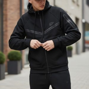 Чоловічий універсальний спортивний костюм Dri-FIT чорного кольору, що ідеально підходить для тренувань та повсякденного носіння влітку, навесні та восени. Костюм демонструє сучасний крій та технологічну тканину, що відводить вологу.