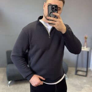 Чоловічий зимовий світшот Blank сірий графіт з начосом, виготовлений з турецької тринитки, крупний план текстури тканини та деталі крою, на світлому фоні.