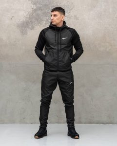 Чоловічий спортивний костюм Nike європлащівка чорного кольору з вставками дайвінгу, показаний на моделі у повний зріст