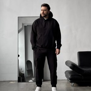 Чоловічий спортивний костюм Jack чорного кольору з худі та кишенями, виготовлений з турецької двонитки, для весняно-осіннього сезону. Фотографія на моделі.