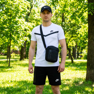 Зображення літнього спортивного комплекту Nike Tech для чоловіків: чорна футболка з логотипом Nike та сірі шорти з фірмовою смугою, що демонструє комфортний та стильний образ для активного відпочинку