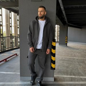 Чоловічий зимовий спортивний костюм Jack сірого графітового кольору з турецької тринитки з начосом, крупним планом показує фактуру тканини та функціональні кишені.
